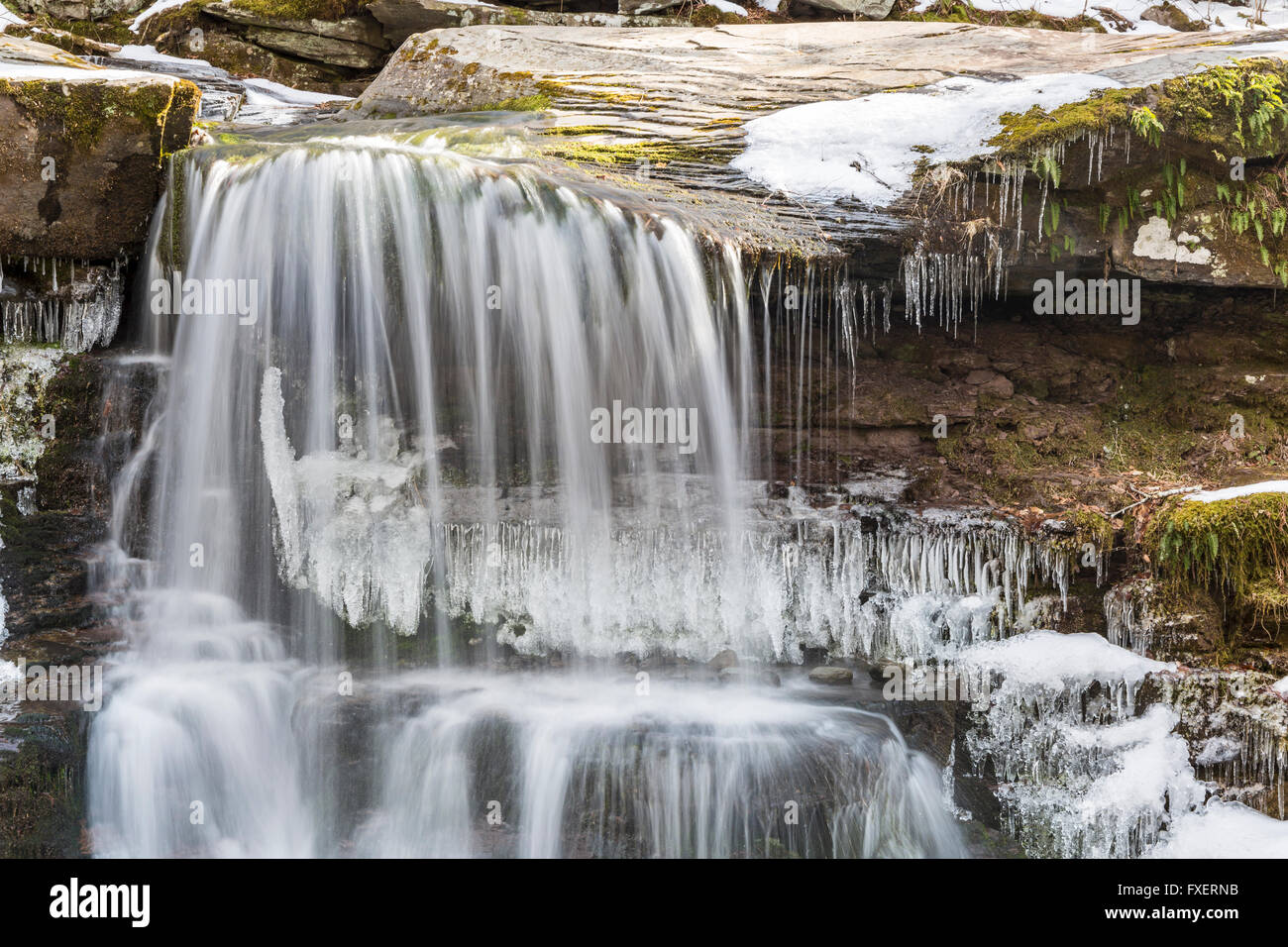 L'eau tombe doucement sur l'Ouest partiellement gelé tuer Falls dans les Catskills Mountains of New York. Banque D'Images