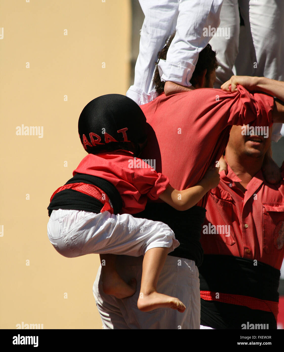 Les gens faire des droits de l'homme des tours, un spectacle traditionnel en Catalogne appelé "castellers" Banque D'Images