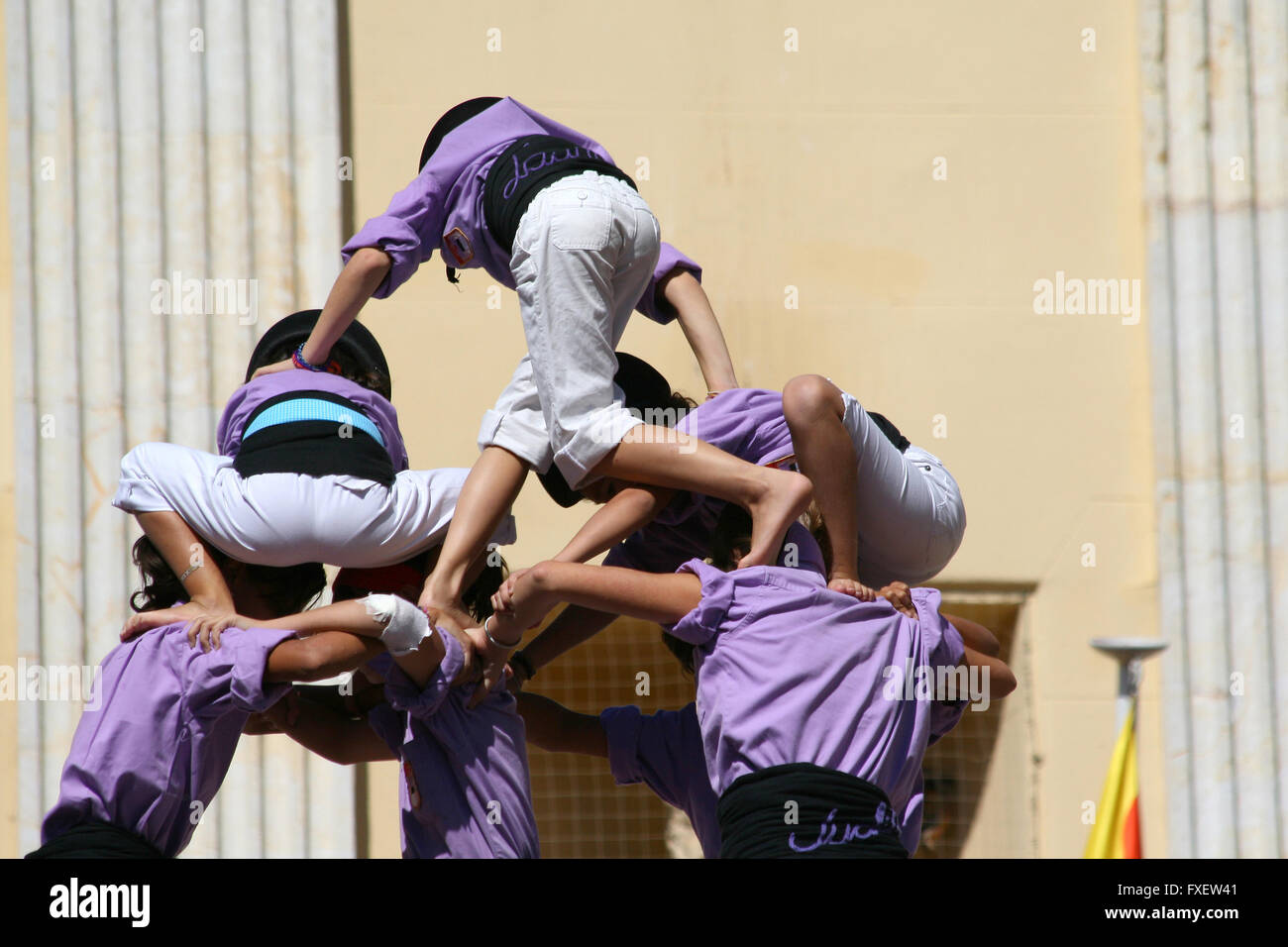 Les gens faire des droits de l'homme des tours, un spectacle traditionnel en Catalogne appelé "castellers" Banque D'Images