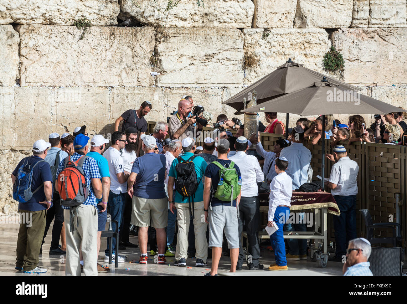 Bar Mitzvah cérémonie devant le mur de l'Ouest (aussi appelé Kotel ou Mur des lamentations) dans le quartier juif de la vieille ville de Jérusalem, est Banque D'Images