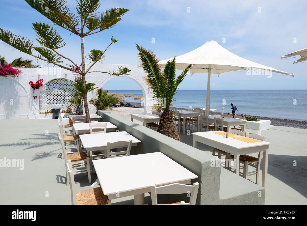 Le restaurant en plein air près de la plage, l'île de Santorin, Grèce Banque D'Images
