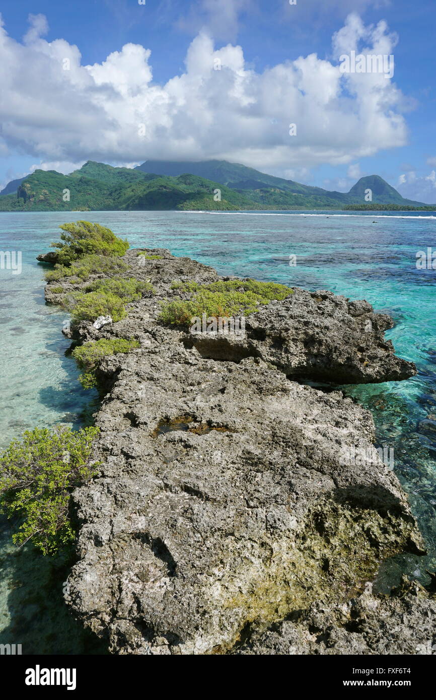 Récif étroit îlot avec l'île de Huahine Nui en arrière-plan, la baie de Maroe, océan Pacifique, Polynésie Française Banque D'Images