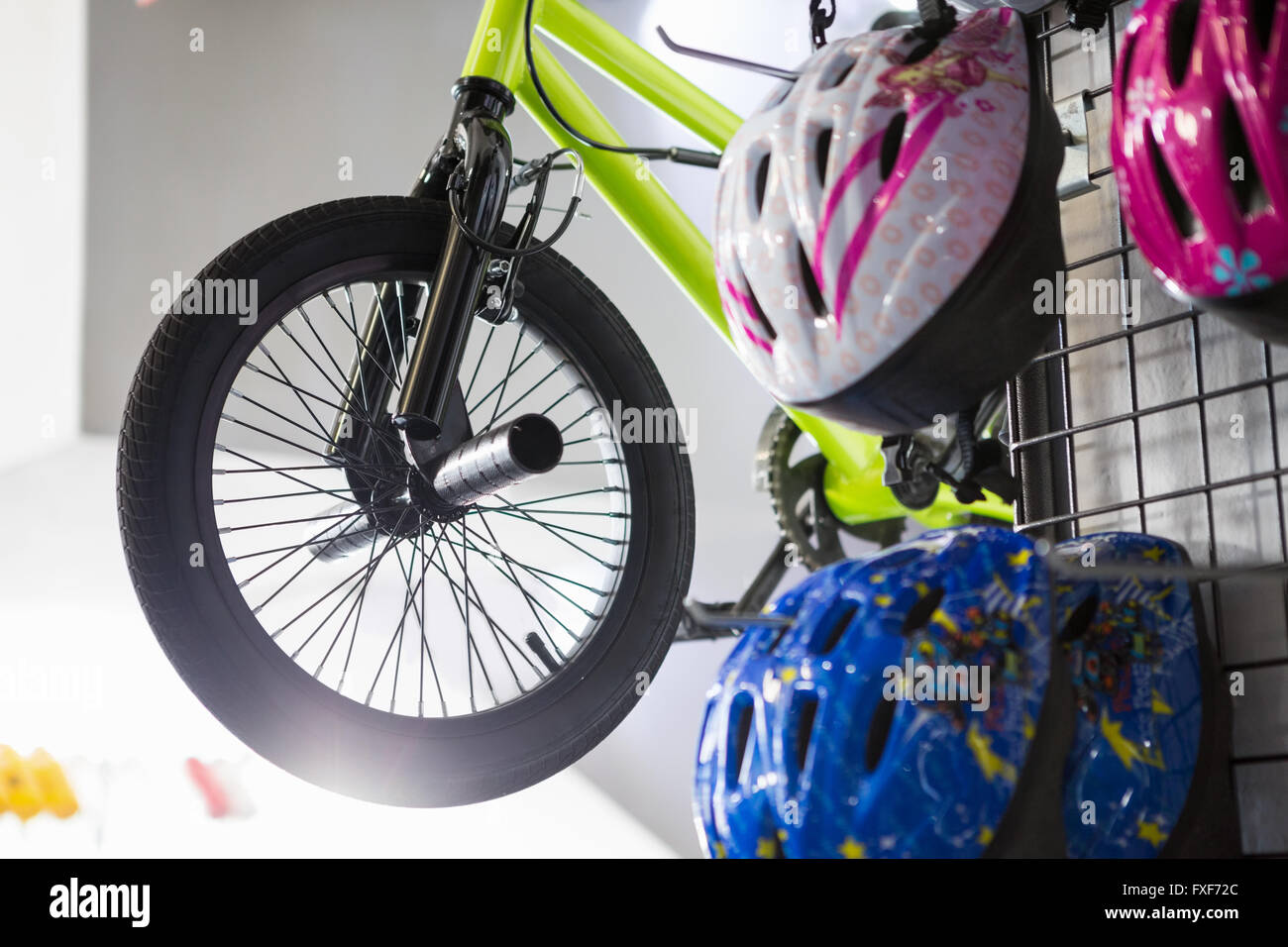 Close up of yellow bike et casques Banque D'Images