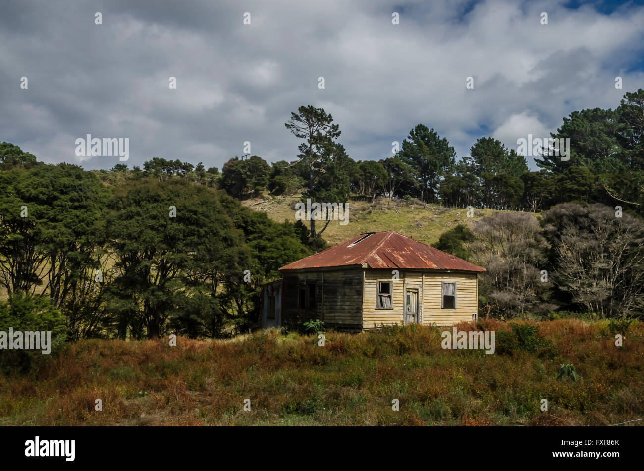 Maison abandonnée à la péninsule de Coromandel, Nouvelle-Zélande Banque D'Images