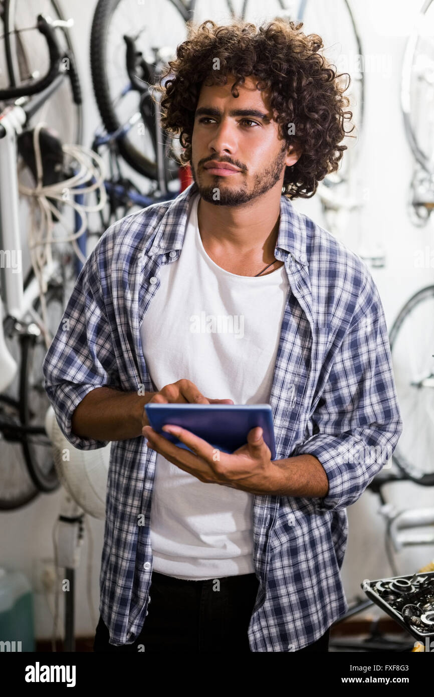 Travailleur à l'aide de tablet concentré Banque D'Images
