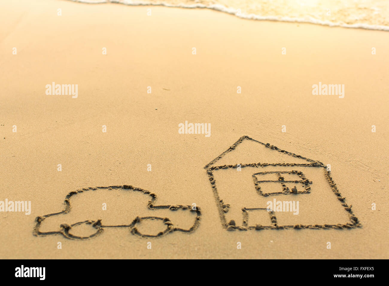 Une voiture et une maison dessinée à la main sur la plage de sable dans les jours ensoleillés. Banque D'Images
