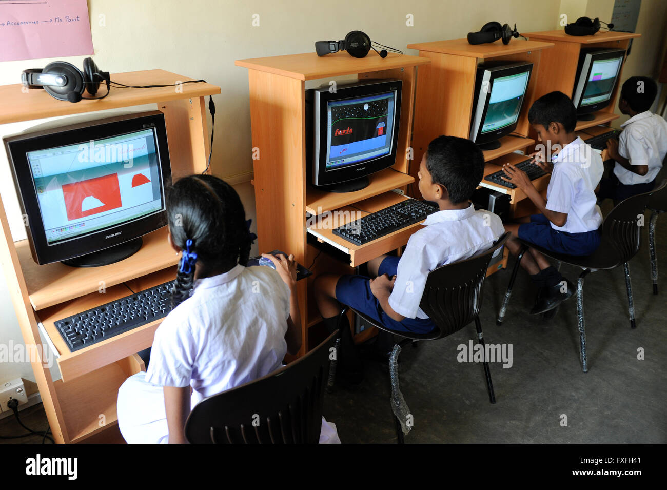 Sri Lanka Colombo, Samata Sarana, projet par l'église catholique pour l'éducation numérique des enfants des bidonvilles / Hilfsprojekt kirchliches Samata Sarana, Bildung fuer Kinder aus Bidonvilles Banque D'Images