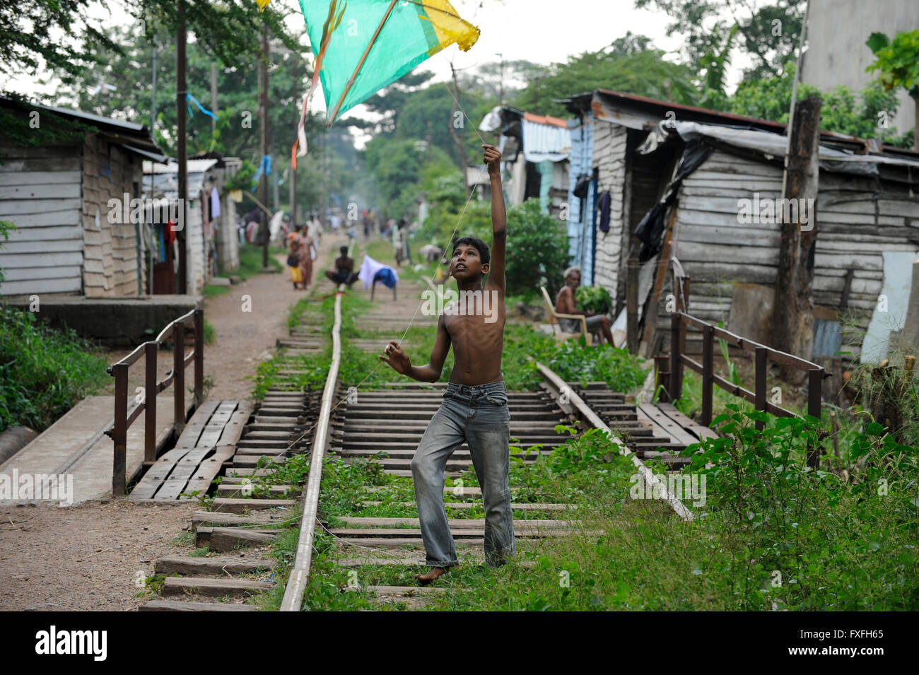 SRI LANKA Colombo, les gens vivent dans des taudis, Garçon jouant avec kite Banque D'Images