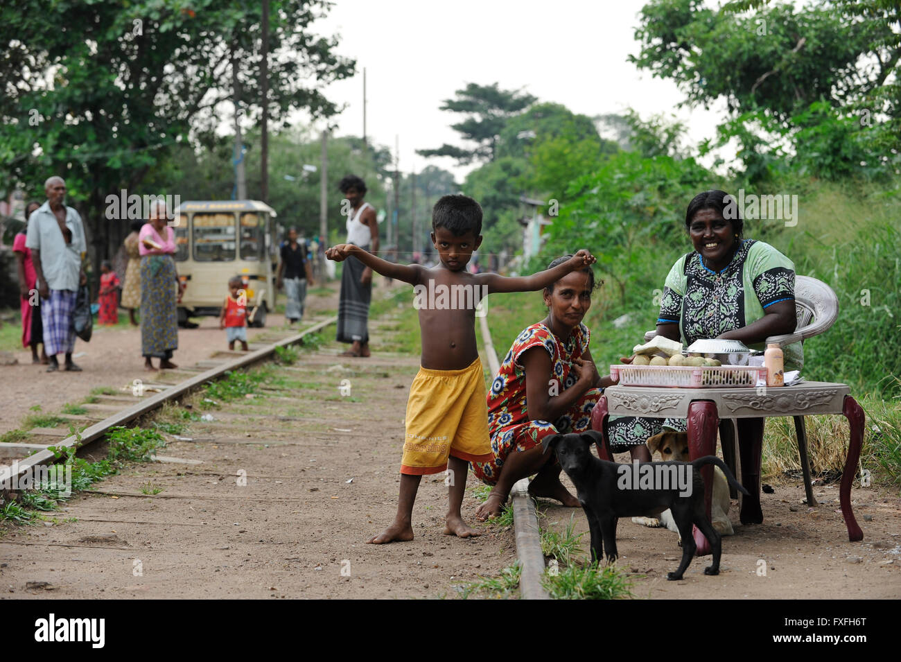 SRI LANKA Colombo, les gens vivent dans des taudis à l'ancienne voie de chemin de fer Banque D'Images