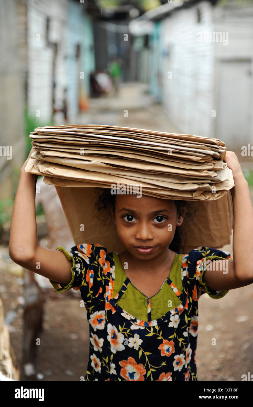 Sri Lanka Colombo, la montagne de déchets à Bloemendhal Road, les enfants travaillent comme rag picker / Muellberg Bloemendhal bei der Road, Kinder arbeiten als Muellsammler Banque D'Images