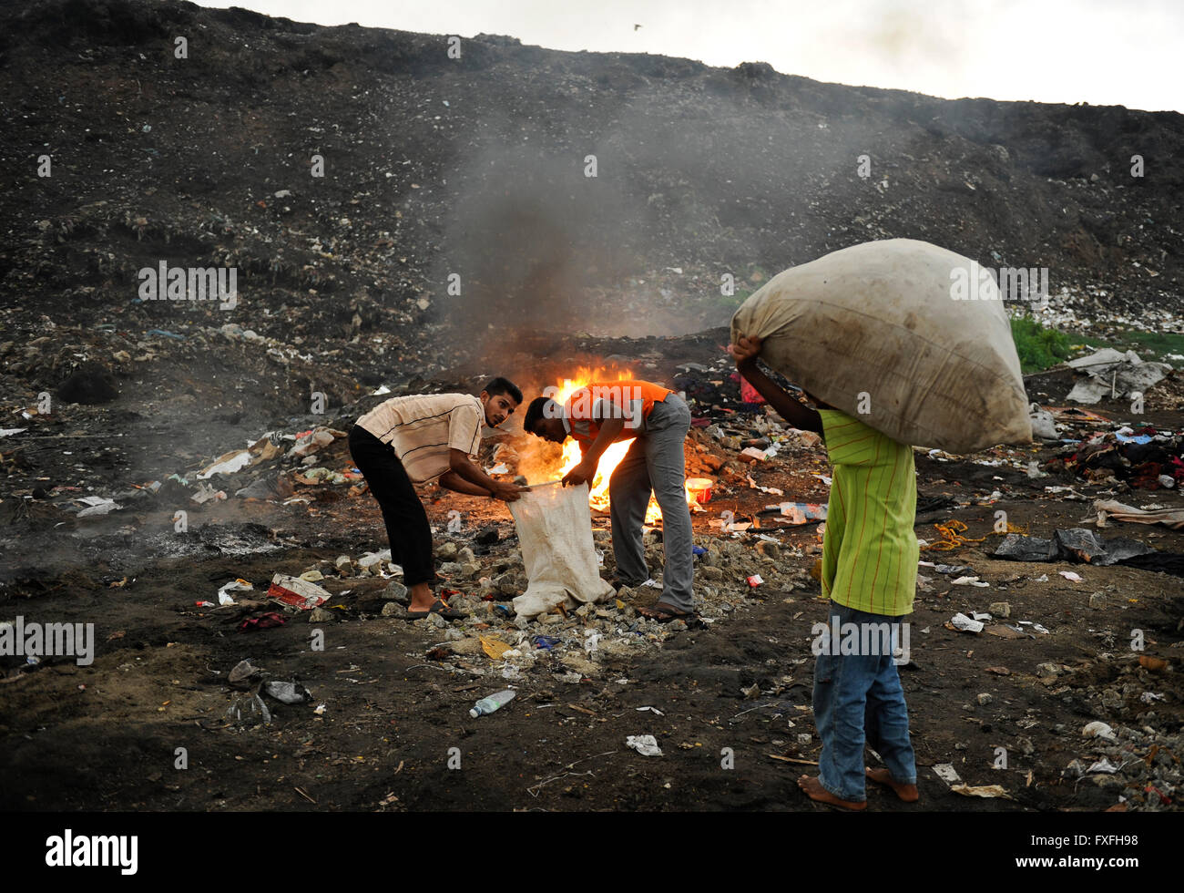 Sri Lanka Colombo, la montagne de déchets à Bloemendhal Road, la combustion des déchets et des ramasseurs de rag Banque D'Images