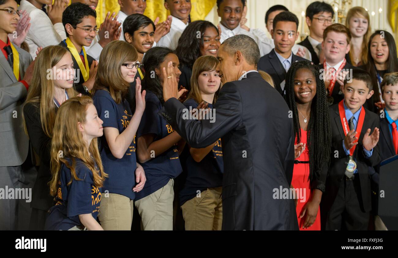 Washington DC, USA. 13 avril, 2016. Le président américain Barack Obama salue des étudiants au cours de la Maison Blanche avec des Expo-sciences dans la East Room le 13 avril 2016 à Washington, DC. La Maison Blanche Fête de la science en vedette la science, technologie, ingénierie, mathématiques et les réalisations de plus de 100 étudiants de partout au pays. © Planetpix/Alamy Live News Banque D'Images