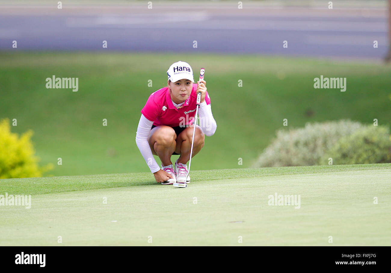 Kapolei, Hawaii, USA. 14 avril, 2016. Les lignes de son putt Minjee Lee jusqu'au 8ème trou vert pendant le deuxième tour de la Lotte Championship présenté par Hershey à Ko Olina Golf Club à Kapolei, HI Crédit : Cal Sport Media/Alamy Live News Banque D'Images