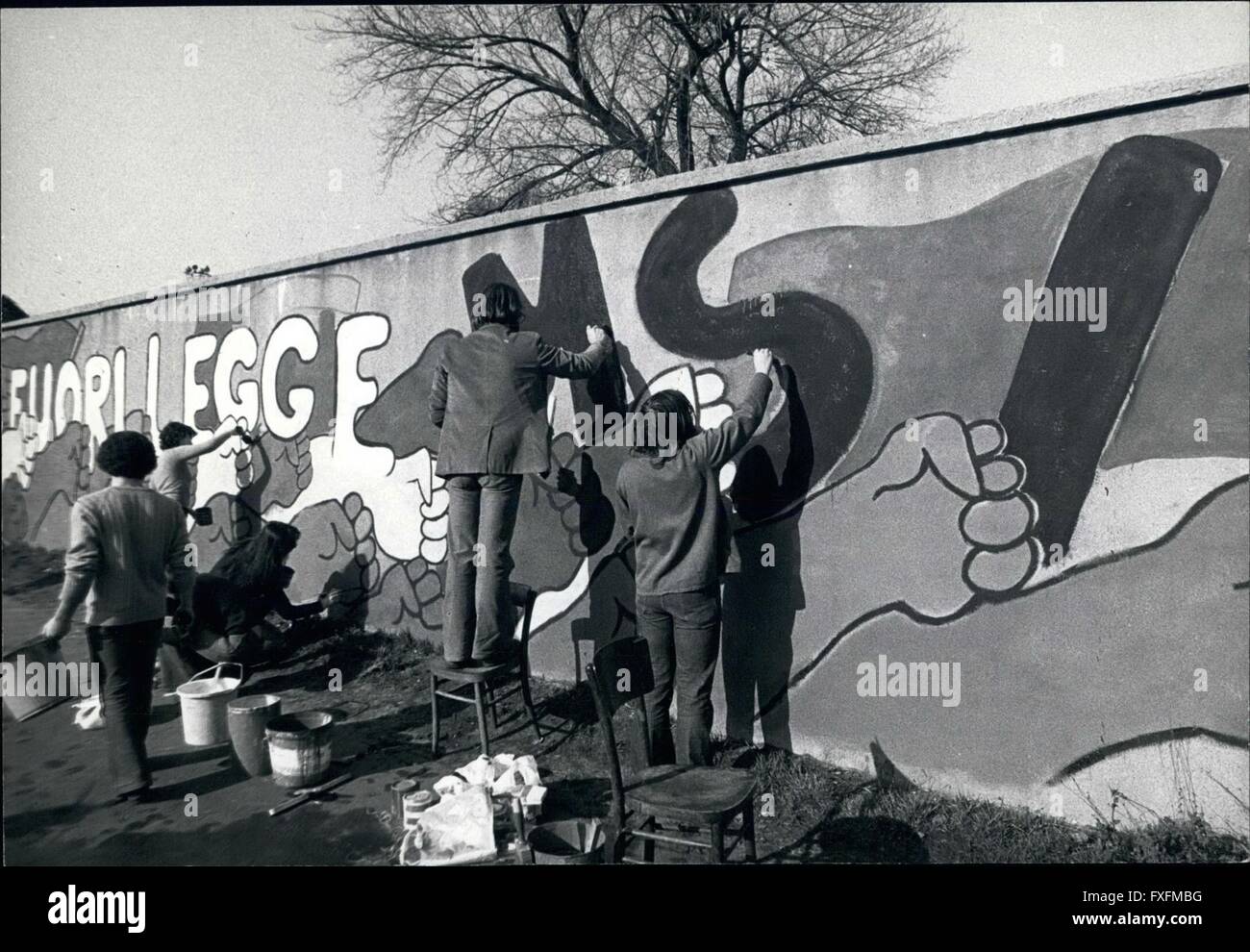 1967 - Milan : les jeunes Italiens lutte contre l'Neopascis : les jeunes de la nouvelle ''Commune de la vetere Street'' assemnled wGenova le long de l'enceinte'' pour faire comprendre à tous combien ils désapprouvent la présence de néo-fasciste dans depiuties le parlement italien à Rome. La découverte d'un espace suffisant pour peindre en très grosses lettres capitales (également sur la route) ''M.S.I. sont hors-la-loi'' (MSI est l'abréviation du mouvement italien socail et derrière ce nom sont des dizaines de milliers d'Naofascists Italien et tout simplement trop de députés de ce parti néo-fasciste habilement guidé par son bo intelligent Banque D'Images