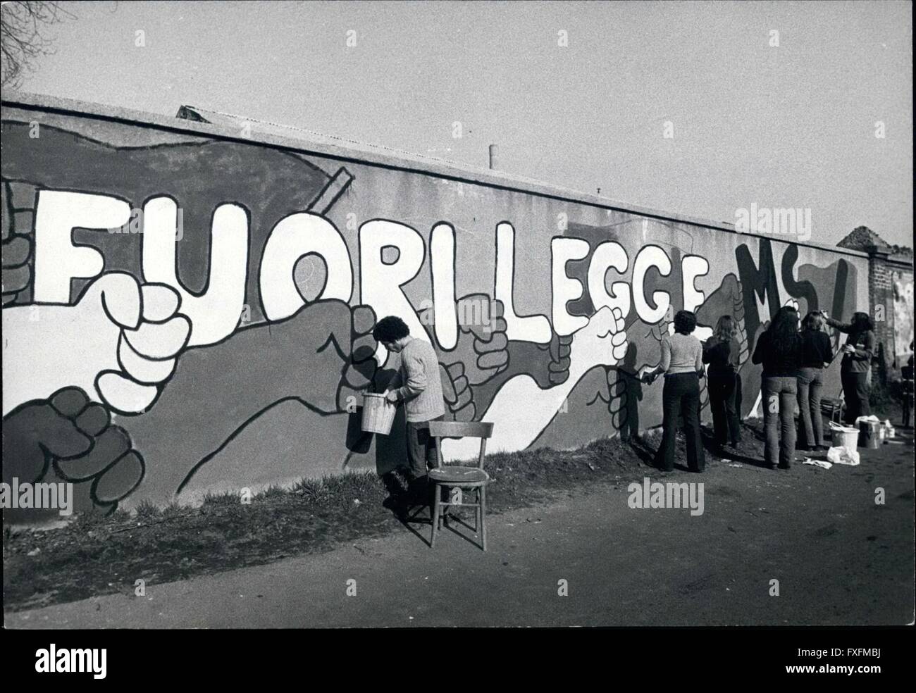 1967 - Milan : les jeunes Italiens lutte contre l'Neopascis : les jeunes de la nouvelle ''Commune de la vetere Street'' assemnled wGenova le long de l'enceinte'' pour faire comprendre à tous combien ils désapprouvent la présence de néo-fasciste dans depiuties le parlement italien à Rome. La découverte d'un espace suffisant pour peindre en très grosses lettres capitales (également sur la route) ''M.S.I. sont hors-la-loi'' (MSI est l'abréviation du mouvement italien socail et derrière ce nom sont des dizaines de milliers d'Naofascists Italien et tout simplement trop de députés de ce parti néo-fasciste habilement guidé par son bo intelligent Banque D'Images