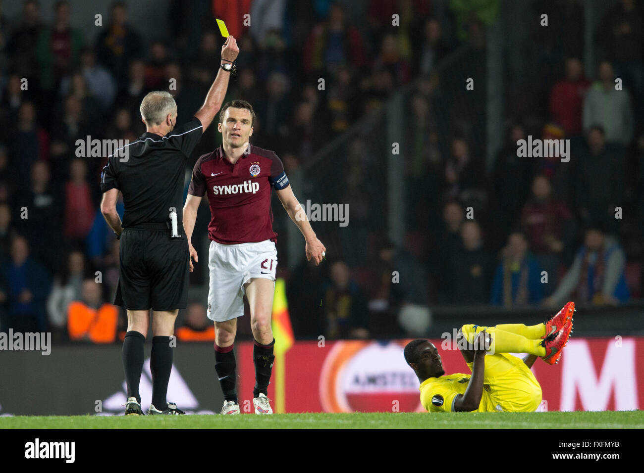 Prague, République tchèque. 14 avr, 2016. David Lafata de Sparte reçoit un carton jaune de l'arbitre, centre, au cours de l'European Football League finale match retour Sparta Praha vs Villarreal à Prague, République tchèque, le 14 avril 2016. Eric Bailly sur le terrain. © Michal Kamaryt/CTK Photo/Alamy Live News Banque D'Images