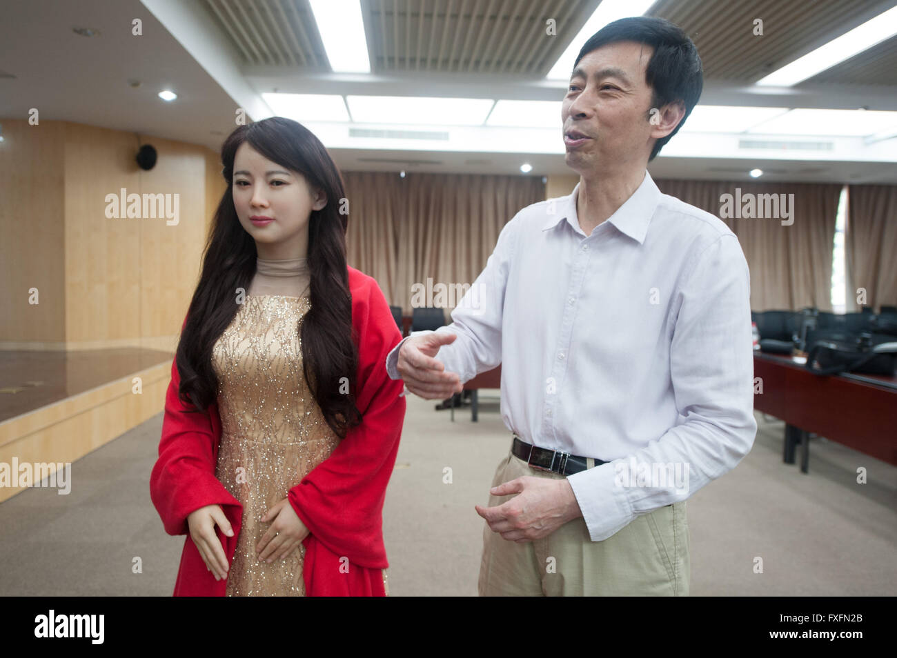 Hefei, Chine, Anhui Province. Apr 15, 2016. Le professeur Chen Xiaoping (R) introduit le robot 'Zhujiajiao Royal Jinxi Garden' sur le campus de l'Université des Sciences et Technologies de Chine à Hefei, capitale de la Province d'Anhui en Chine orientale, le 15 avril 2016. L'Université des Sciences et Technologies de Chine a officiellement lancé vendredi sur le robot 'Zhujiajiao Royal Jinxi Garden' il a inventé pour l'expérience interactive. Credit : Meng Dingbo/Xinhua/Alamy Live News Banque D'Images