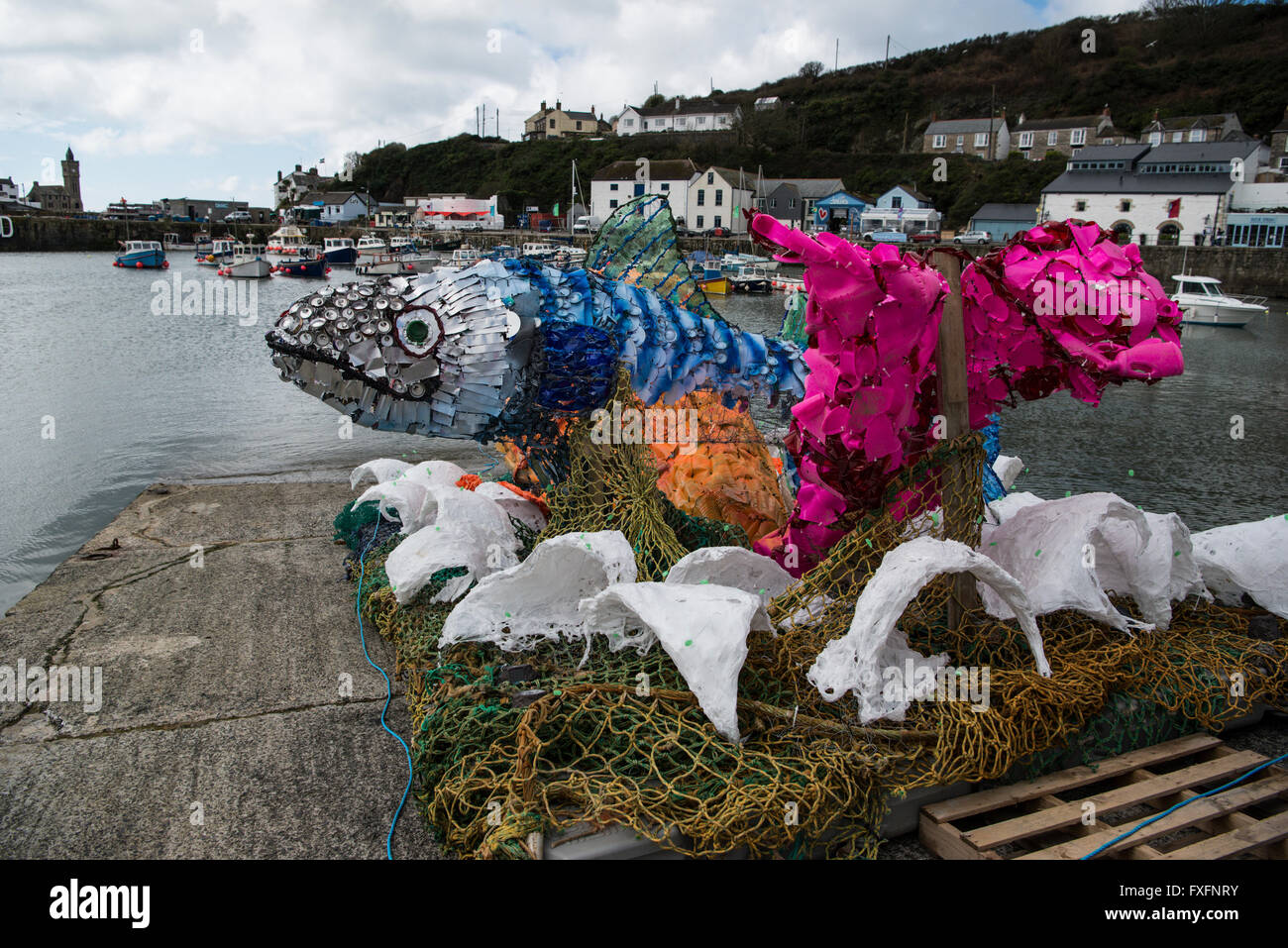 Port de Porthleven Porthleven, Cornwall, aider l'environnement naturel, Royaume-Uni. 15 avril 2016. Gros poissons faits de bouteilles lavées et de filet de l'océan Porthleven Cornwall UK 15-04-2016 crédit: kathleen White/Alamy Live News Banque D'Images