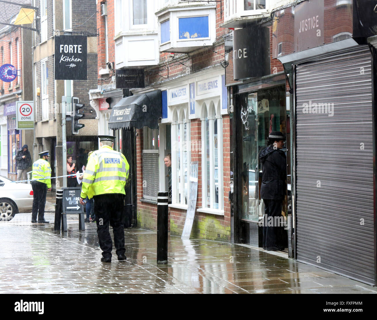 Winchester, Hampshire Vendredi 15 avril 2016 un bijoutier Hampshire a été ciblé à un vol à main armée dans un Hampshire city. Le centre-ville de Winchester s'est arrêté après le vol à la justice des bijoutiers en parchemin Street ce matin. On croit que le vol en cause au moins trois personnes. Au moins 8 voitures de police étaient garés autour de la rue parchemin et sur St George's Street à titre d'officiers lui a crié au public de rester en arrière. Un témoin oculaire qui marchait le long de St George's Street a dit qu'il pouvait voir deux brigands portant des casques noirs sortent des bijoutiers en parchemin Street. Banque D'Images