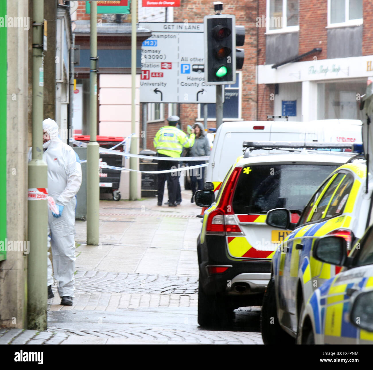 Winchester, Hampshire Vendredi 15 avril 2016 un bijoutier Hampshire a été ciblé à un vol à main armée dans un Hampshire city. Le centre-ville de Winchester s'est arrêté après le vol à la justice des bijoutiers en parchemin Street ce matin. On croit que le vol en cause au moins trois personnes. Au moins 8 voitures de police étaient garés autour de la rue parchemin et sur St George's Street à titre d'officiers lui a crié au public de rester en arrière. Un témoin oculaire qui marchait le long de St George's Street a dit qu'il pouvait voir deux brigands portant des casques noirs sortent des bijoutiers en parchemin Street. Banque D'Images