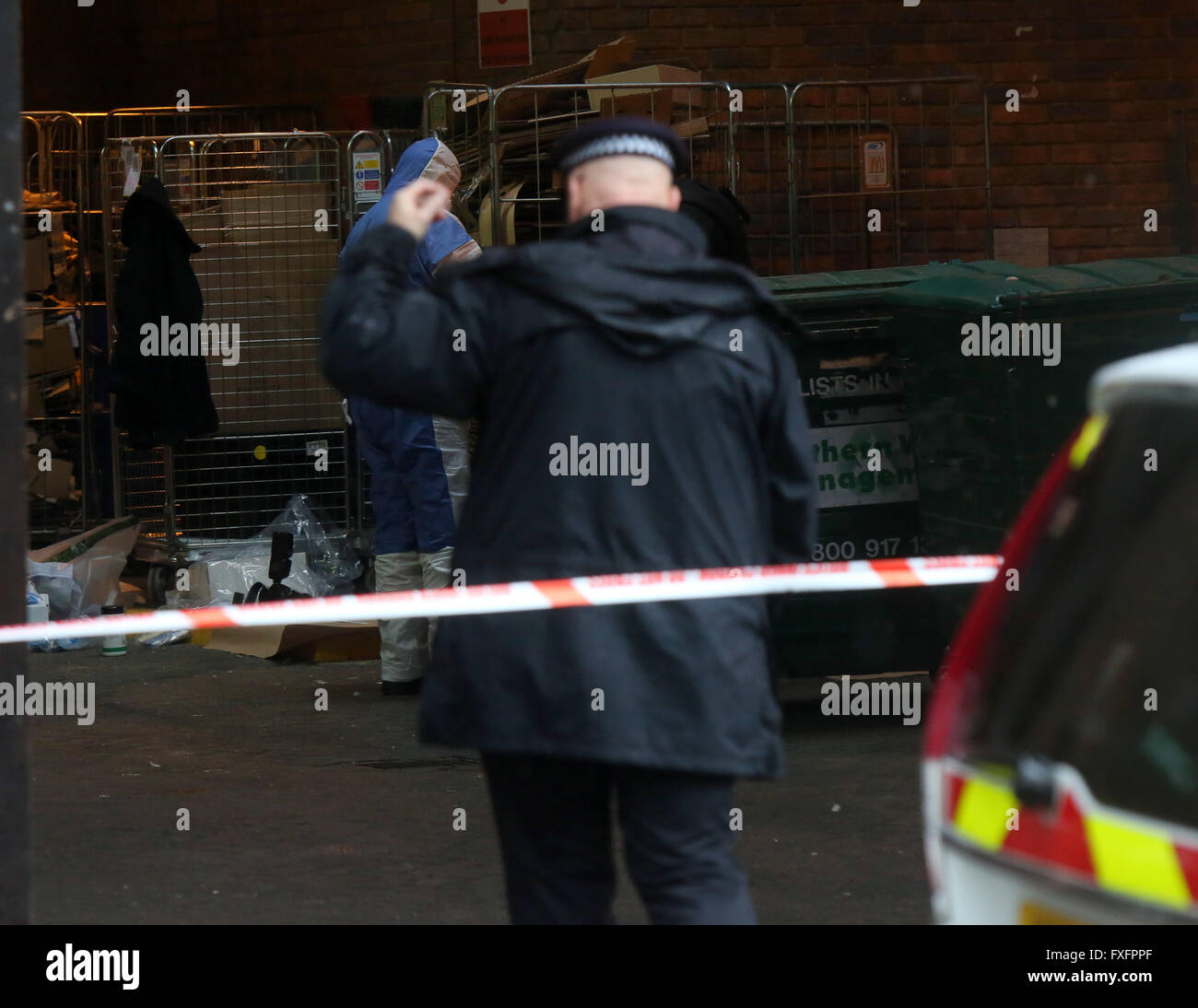 Winchester, Hampshire Vendredi 15 avril 2016 un bijoutier Hampshire a été ciblé à un vol à main armée dans un Hampshire city. Le centre-ville de Winchester s'est arrêté après le vol à la justice des bijoutiers en parchemin Street ce matin. On croit que le vol en cause au moins trois personnes. Au moins 8 voitures de police étaient garés autour de la rue parchemin et sur St George's Street à titre d'officiers lui a crié au public de rester en arrière. Un témoin oculaire qui marchait le long de St George's Street a dit qu'il pouvait voir deux brigands portant des casques noirs sortent des bijoutiers en parchemin Street. Banque D'Images