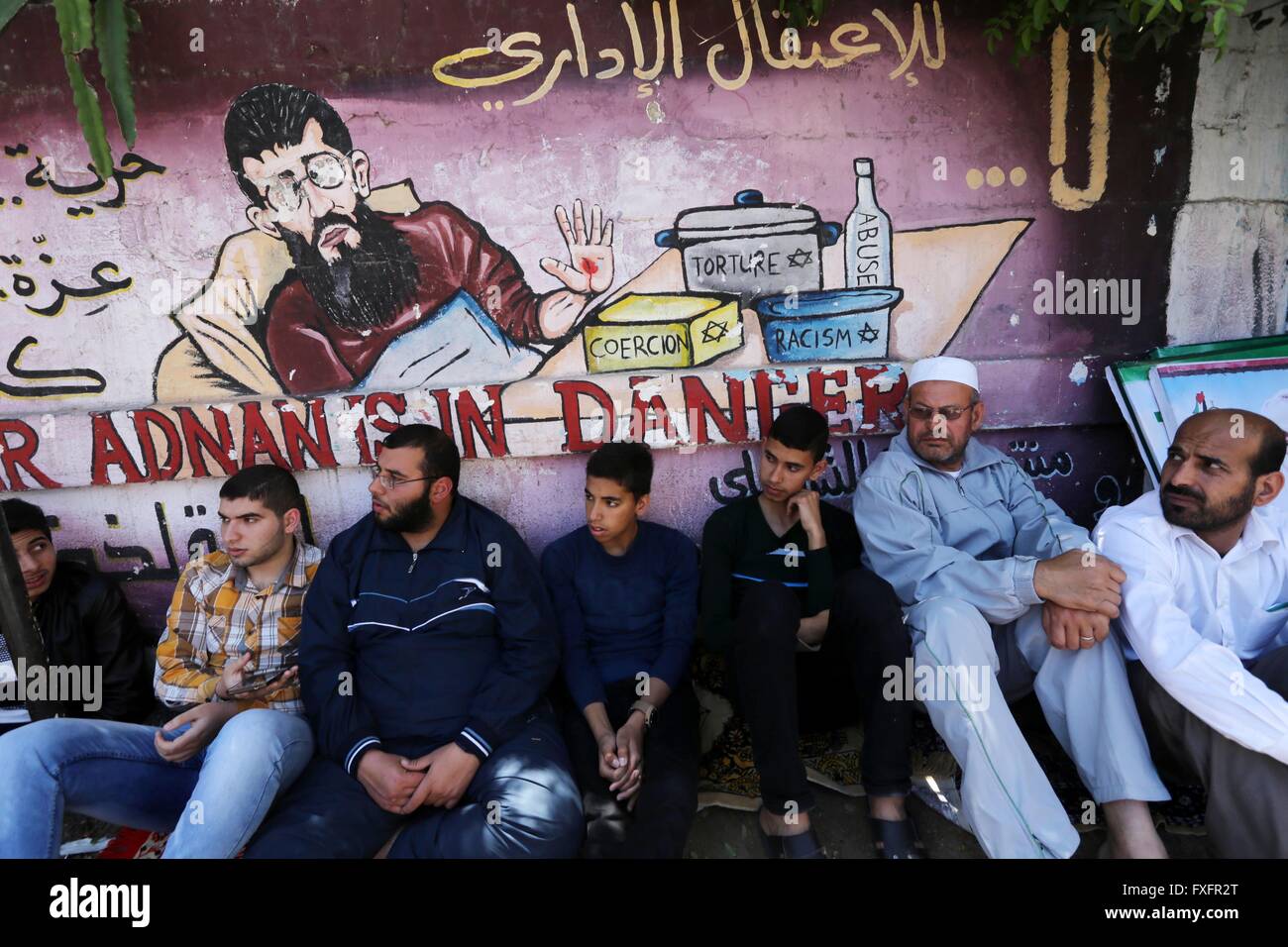 La ville de Gaza, bande de Gaza, territoire palestinien. Apr 15, 2016. Les Palestiniens assistent à la prière du vendredi devant le bureau de la Croix-Rouge à Gaza le 15 avril 2016 Credit : Mohammed Asad APA/Images/ZUMA/Alamy Fil Live News Banque D'Images