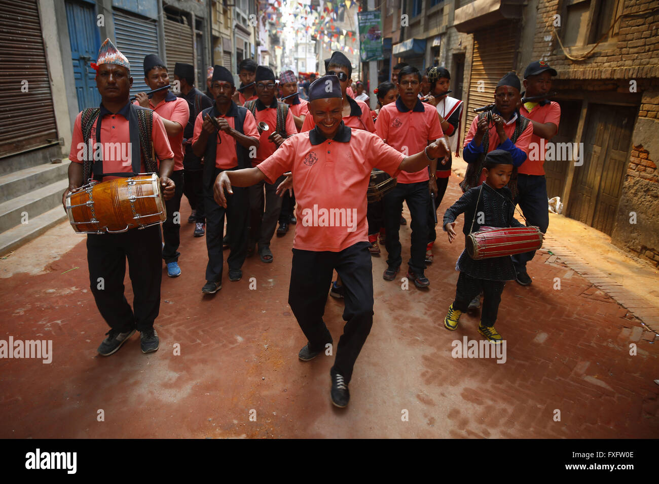 Katmandou, Népal. Apr 15, 2016. Les dévots népalais danser et chanter lors d'une procession dans les célébrations de Tokha Bisket Jatra à Katmandou (Népal) le Vendredi, Avril 15, 2016. © Skanda Gautam/ZUMA/Alamy Fil Live News Banque D'Images