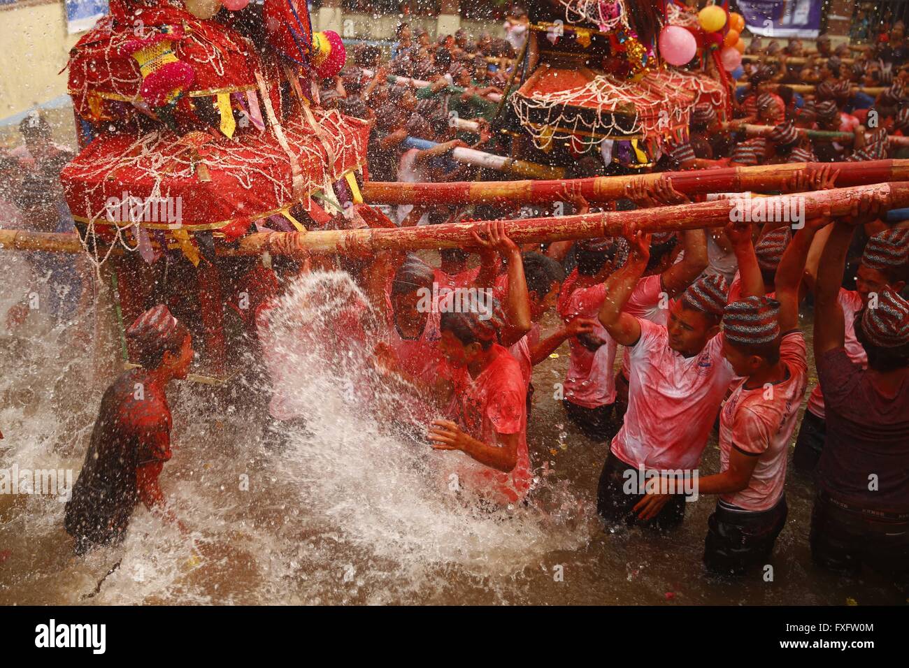 Katmandou, Népal. Apr 15, 2016. Revelers splash sur l'autre comme il se hisse des chars à un étang dans le cadre de célébrations de Tokha Bisket Jatra à Katmandou (Népal) le Vendredi, Avril 15, 2016. © Skanda Gautam/ZUMA/Alamy Fil Live News Banque D'Images