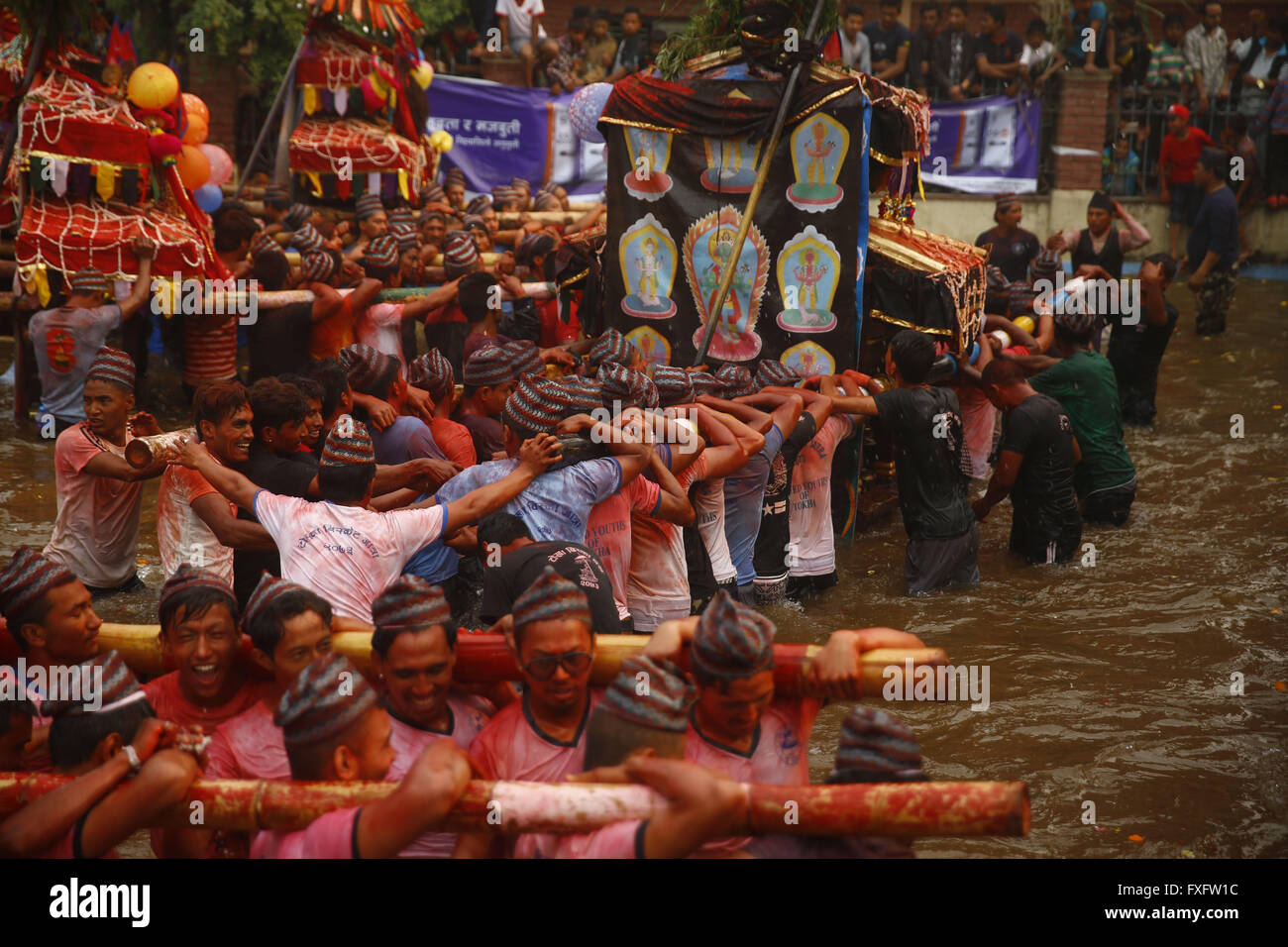 Katmandou, Népal. Apr 15, 2016. Transporter les fêtards chars sur leurs épaules à un étang dans le cadre de célébrations de Tokha Bisket Jatra à Katmandou (Népal) le Vendredi, Avril 15, 2016. © Skanda Gautam/ZUMA/Alamy Fil Live News Banque D'Images