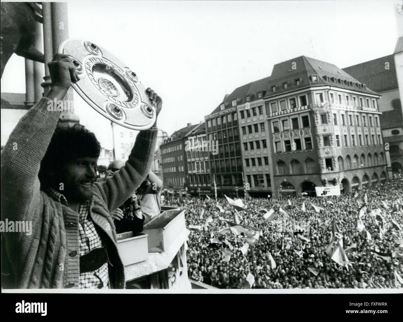 1980 - Jubilation et la turbulence entouré le nouveau champion allemand de football FC Bayern Muchen : Première environ 73 000 visiteurs ont célébré avec enthousiasme l'équipe après la victoire 2:1 sur l'Eintracht b raunschweig dans le dernier match de la saison de Bundesliga. Alors à samedi soir 31 mai, 1980 10 000 fans sont venus à la Marienplatz de Munich/Allemagne de l'Ouest en face de l'hôtel de ville pour donner aux joueurs une sensation de bienvenue. Le maire de Munich présente le capitaine de l'équipe de football du FC Bayern Munchen une grande tasse. Le trophée officiel du championnat allemand de football, la calle Banque D'Images