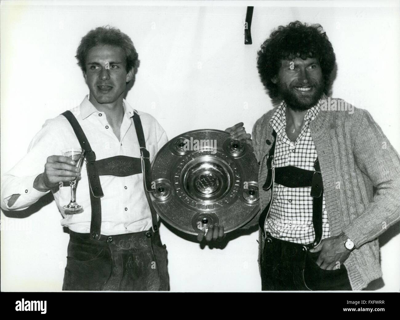 1980 - Jubilation et la turbulence entouré le nouveau champion allemand de football FC Bayern Muchen : Première environ 73 000 visiteurs ont célébré avec enthousiasme l'équipe après la victoire 2:1 sur l'Eintracht b raunschweig dans le dernier match de la saison de Bundesliga. Alors à samedi soir 31 mai, 1980 10 000 fans sont venus à la Marienplatz de Munich/Allemagne de l'Ouest en face de l'hôtel de ville pour donner aux joueurs une sensation de bienvenue. Le maire de Munich présente le capitaine de l'équipe de football du FC Bayern Munchen une grande tasse. Le trophée officiel du championnat allemand de football, la calle Banque D'Images