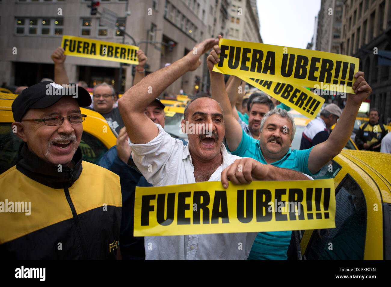 Buenos Aires, Argentine. Apr 15, 2016. Les chauffeurs de taxi de prendre part à une manifestation contre le service de transport privé Uber à Buenos Aires, ville argentine, le 15 avril 2016. Les propriétaires de taxi et les conducteurs bloqués le trafic de la ville vendredi pour protester contre l'opération de Uber à Buenos Aires. Crédit : Martin Zabala/Xinhua/Alamy Live News Banque D'Images