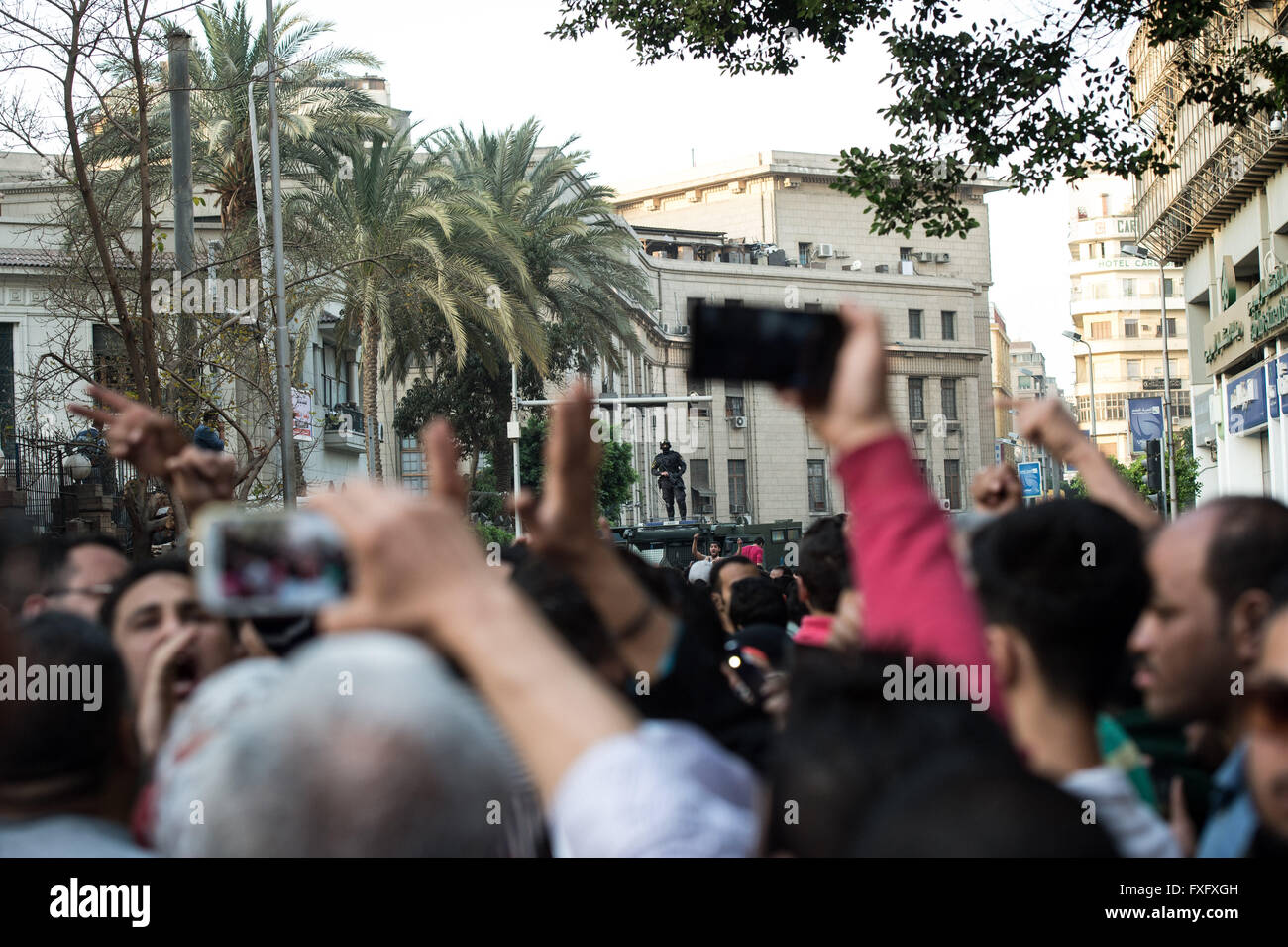 Le Caire, Égypte. Apr 15, 2016. Les gens chantent des slogans au cours d'une manifestation près de le syndicat de la presse au Caire, capitale de l'Égypte, le 15 avril 2016. Des centaines d'Egyptiens se sont rassemblés vendredi après-midi à l'extérieur du syndicat de la presse au Caire pour protester contre l'Egypte a récemment remise officielle de deux îles controversées à l'Arabie Saoudite. Credit : Meng Tao/Xinhua/Alamy Live News Banque D'Images