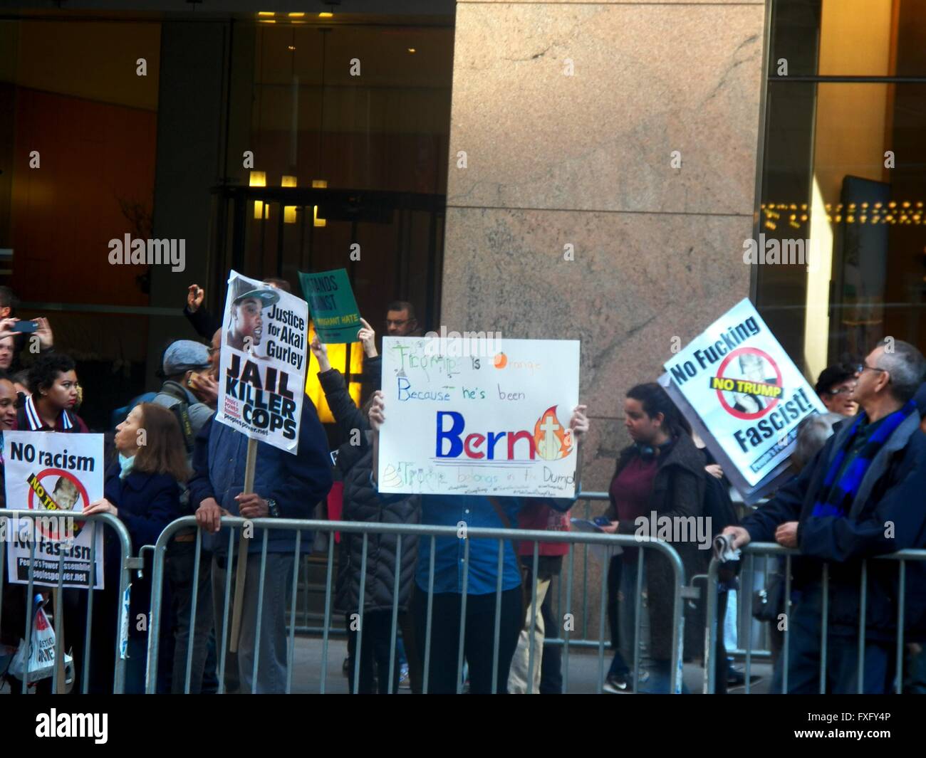New York, USA. 15 avril, 2016. Anti-Trump Protest-Grand Hyatt-New Grand Central Terminal et la ville de New York. Credit : Mark Apollo/Alamy Live News Banque D'Images