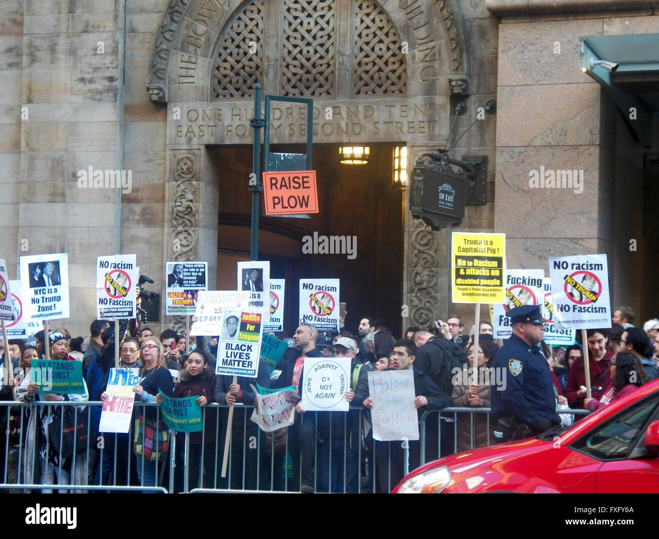 New York, USA. 15 avril, 2016. Anti-Trump Protest-Grand Hyatt-New Grand Central Terminal et la ville de New York. Credit : Mark Apollo/Alamy Live News Banque D'Images