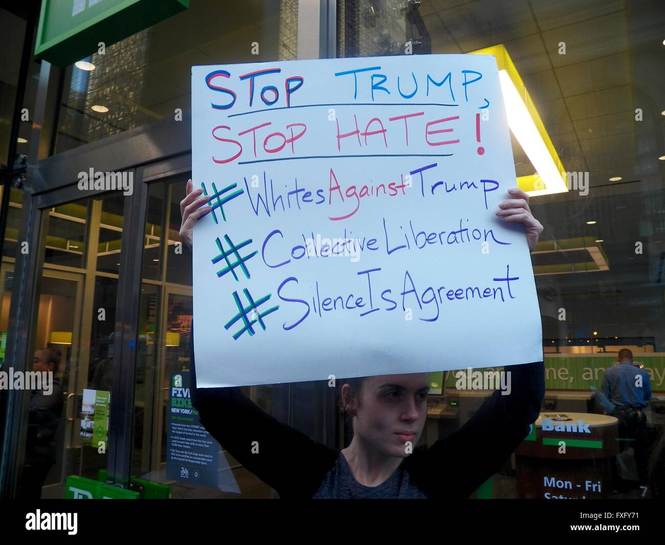 New York, USA. 15 avril, 2016. Anti-Trump Protest-Grand Hyatt-New Grand Central Terminal et la ville de New York. Credit : Mark Apollo/Alamy Live News Banque D'Images