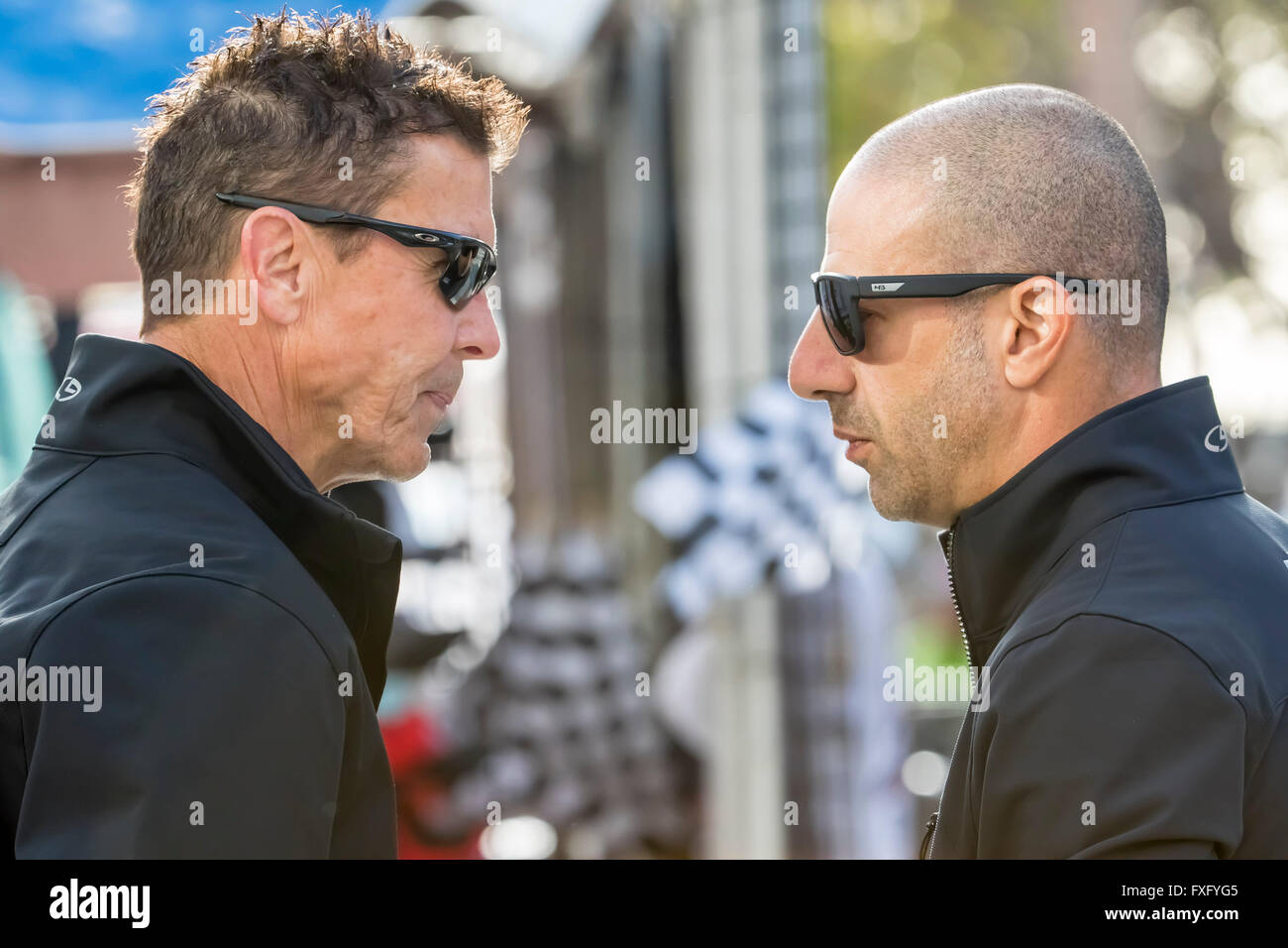 Long Beach, CA, USA. Apr 15, 2016. Long Beach, CA - Apr 15, 2016 : Scott Pruett et Tony Kanaan parler avant une séance d'essai pour le 42e Grand Prix Toyota de Long Beach sur les rues de Long Beach de Long Beach, CA. Credit : csm/Alamy Live News Banque D'Images