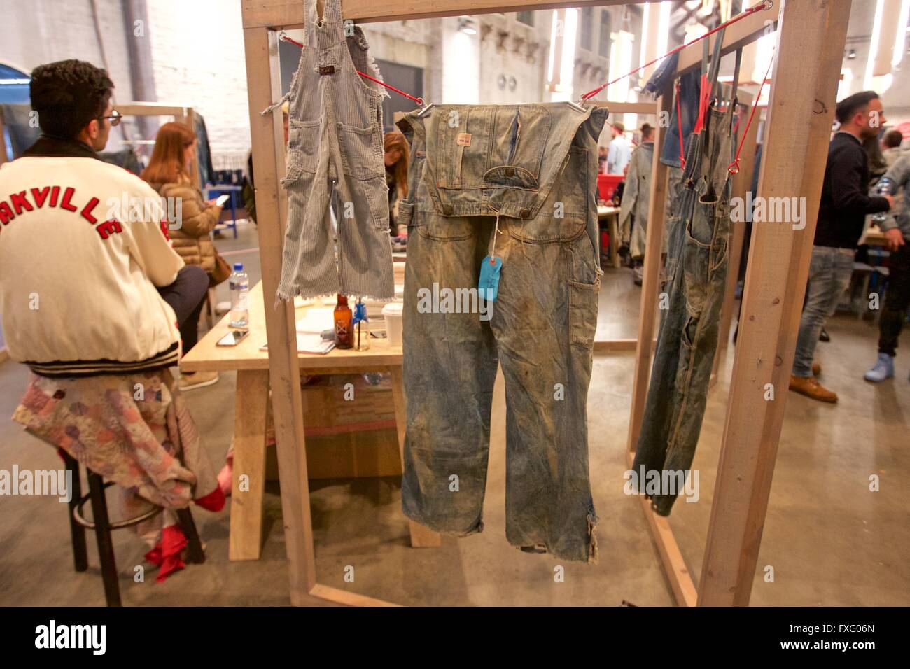 Amsterdam, Pays-Bas. Apr 15, 2016. Vintage jeans denim est affiché au cours du jours à Amsterdam, Pays-Bas, 15 avril 2016. Le troisième jours est tenue en Jean Amsterdam forme 11 au 17 avril cette année. © Sylvia Lederer/Xinhua/Alamy Live News Banque D'Images