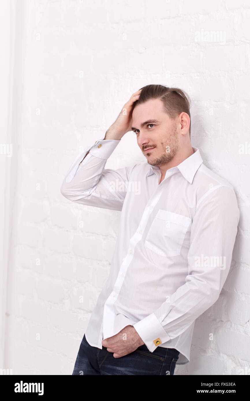 Jeune homme romantique en chemise blanche. Men s fashion. Chemise avec boutons de manchette. L homme se redresse les cheveux Photo Stock Alamy