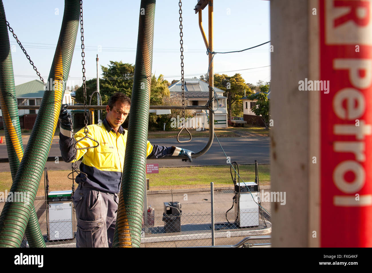 Des travailleurs du pétrole au preneur remplit sa côte nord dépôt pétrolier à Lismore, NSW, Australie Banque D'Images