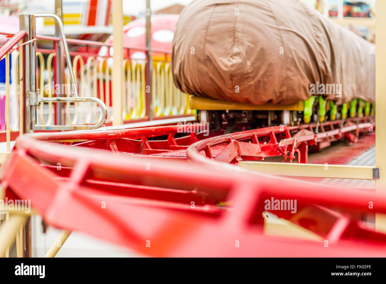 Roller Coaster avec train en forme de chenille verte sous le capot Banque D'Images