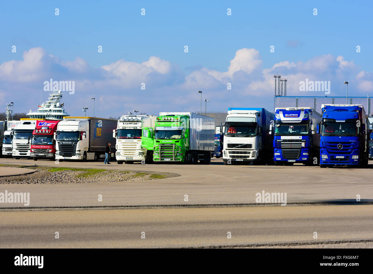Karlskrona, Suède - 7 Avril, 2016 : Rangée de camions garés en attente de lecteur sur le ferry dans le terminal dans le port. Driver Banque D'Images