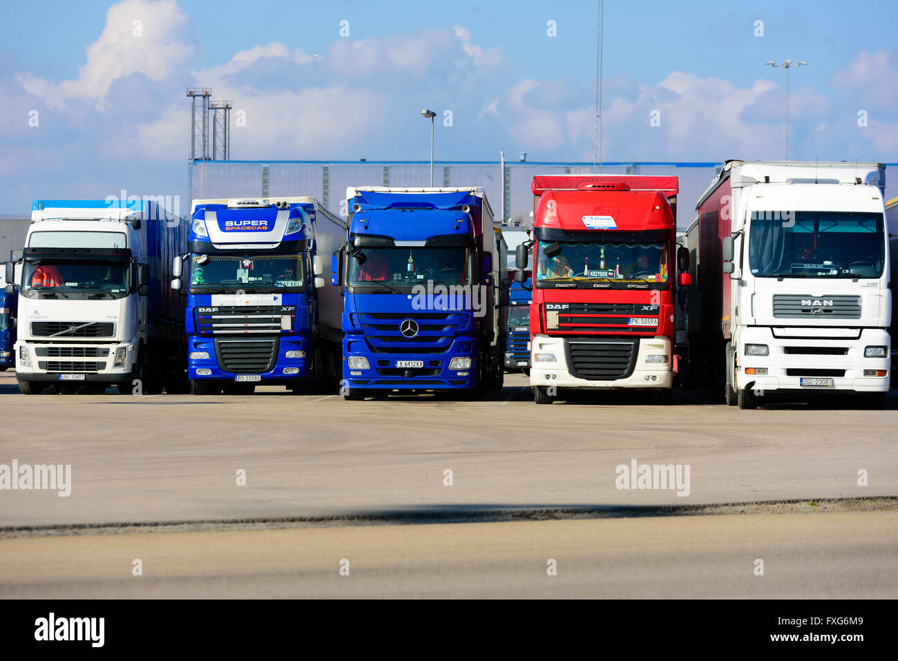Karlskrona, Suède - 7 Avril, 2016 : Rangée de camions garés en attente de lecteur sur le ferry dans le terminal dans le port. Driver Banque D'Images