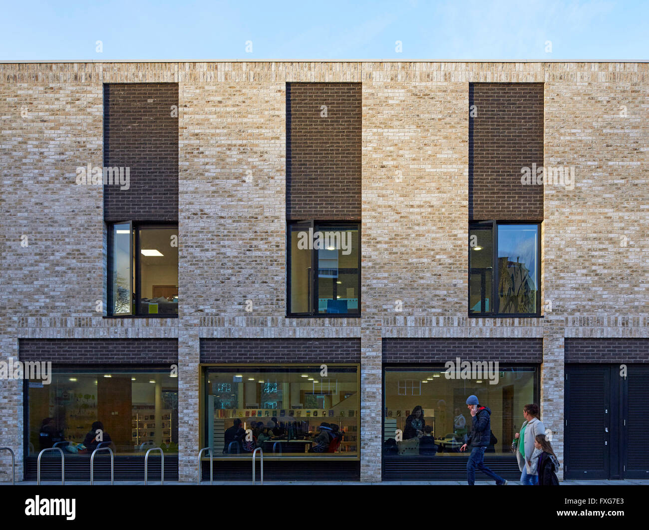 Vue de côté. Camberwell Library, Londres, Royaume-Uni. Architecte : John McAslan & Partners, 2016. Banque D'Images