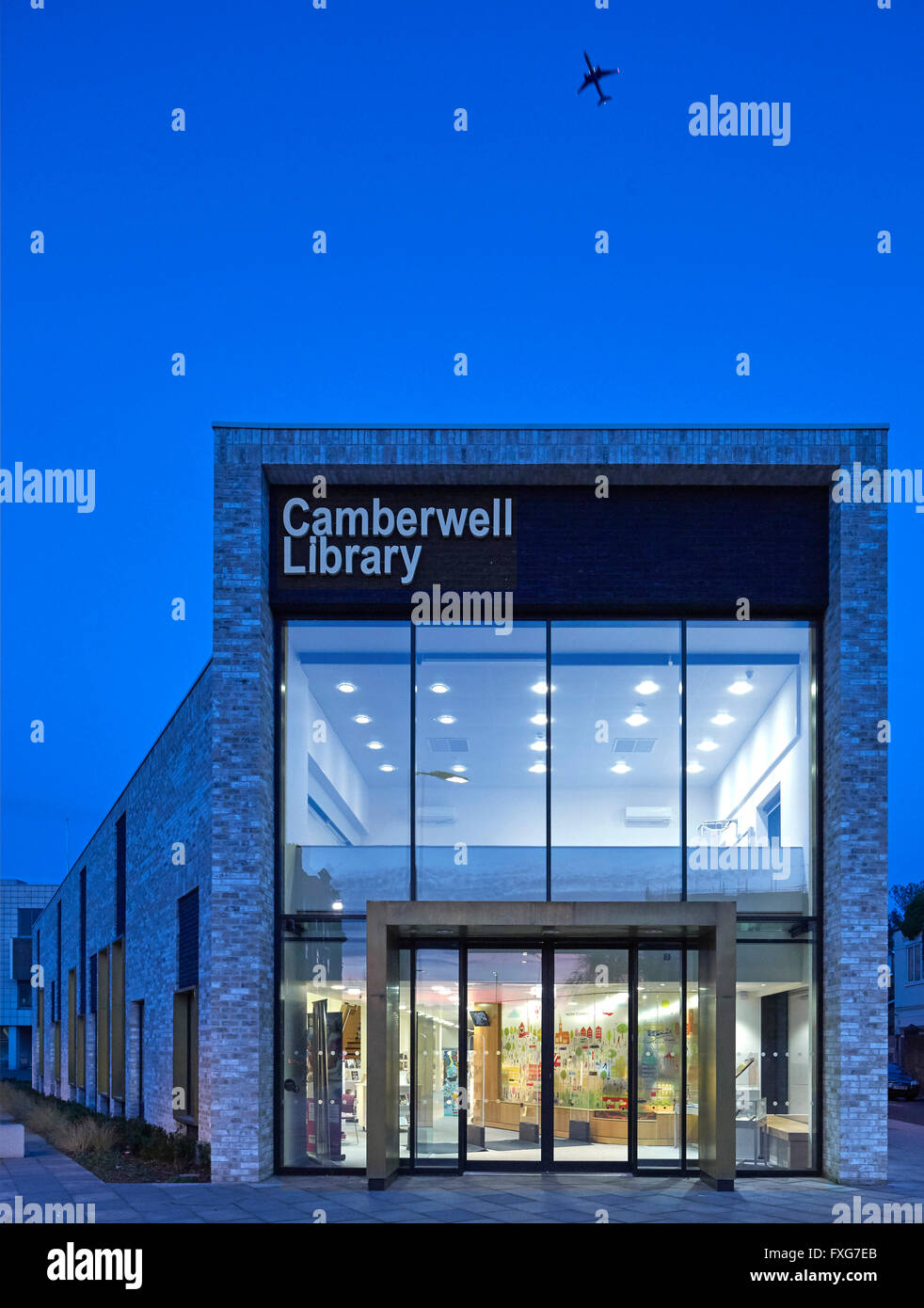 Entrée privée au crépuscule. Camberwell Library, Londres, Royaume-Uni. Architecte : John McAslan & Partners, 2016. Banque D'Images