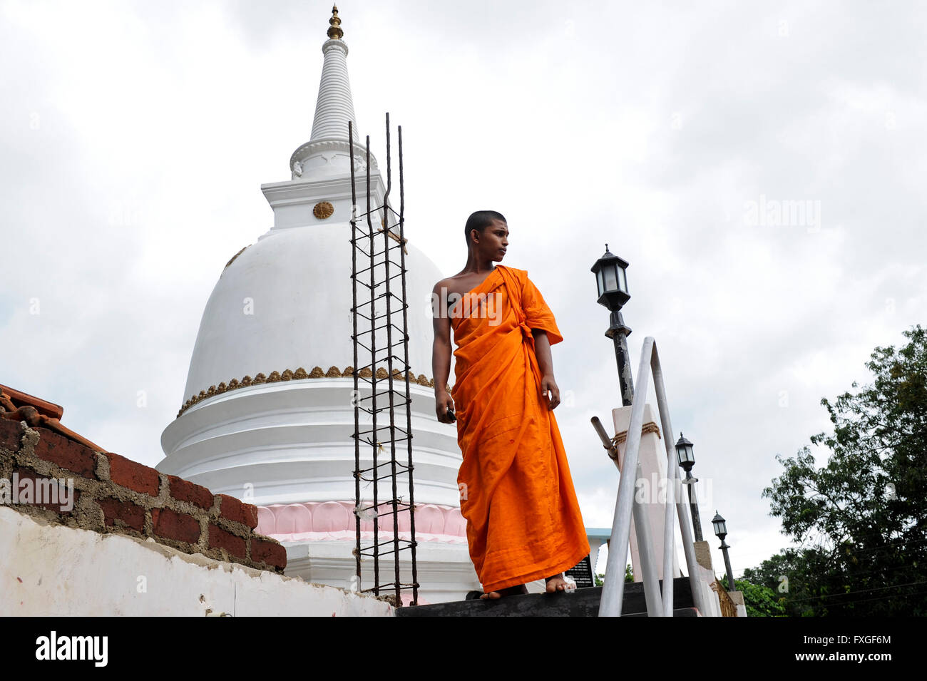 SRI LANKA, nouvelle construction stupa bouddhiste se passe après la guerre contre les Tigres tamouls LTTE / SRI LANKA, nach dem Sieg gegen die Tamouls LTTE dans werden mit tamilischen auffaellig viele neue buddhistische Stupa gebaut und angesiedelt Singhalesen Banque D'Images