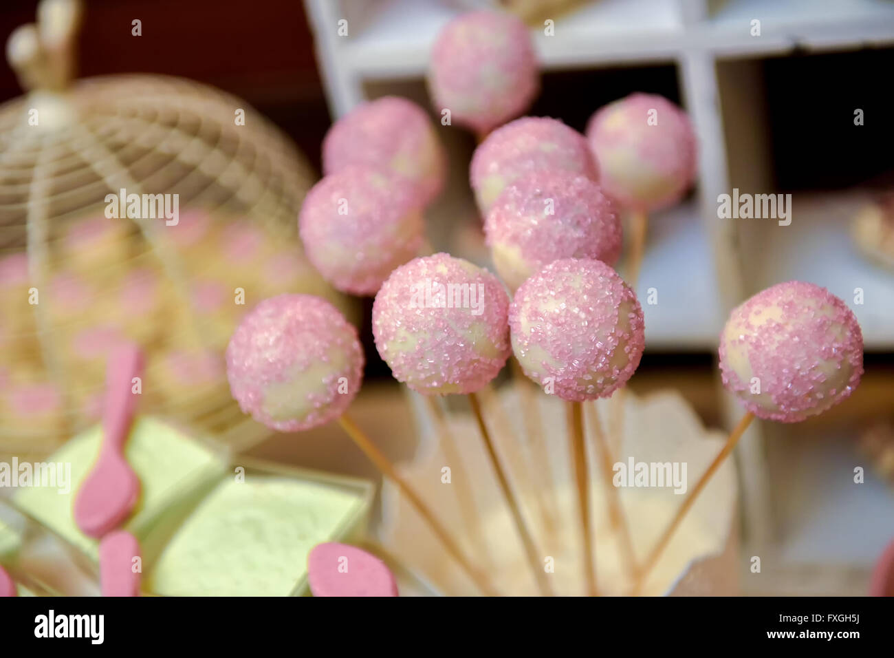 De nombreux bois rose lollipops avec stick Banque D'Images
