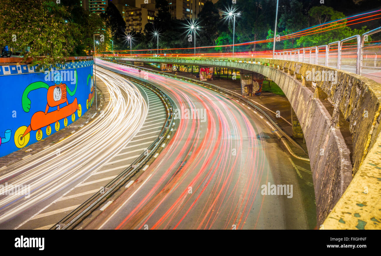 Sao Paulo est plein de rues et avenues branching out et fusion ensemble. C'est un de ces points chauds dans le centre de la cit Banque D'Images