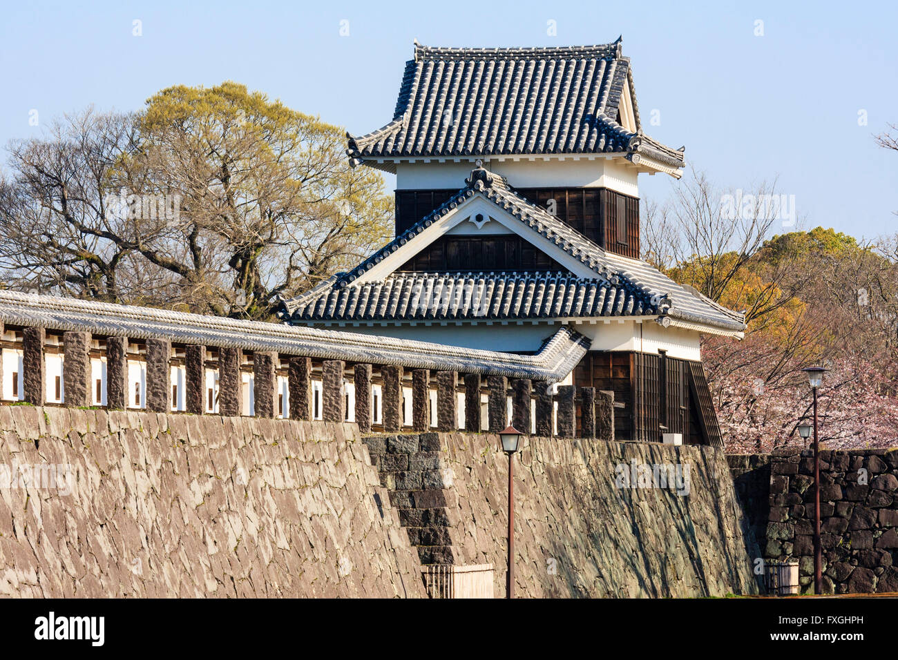 Château japonais, Kumamoto. Vue de jour le long de l'intérieur du mur de pierre, Nisidemaru Ishigaki, mur et l'Inui Yagura, tourelle. Fond de Ciel bleu. Banque D'Images