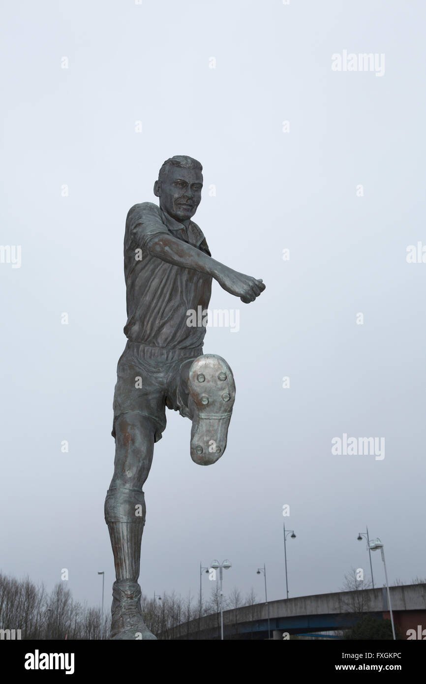 Statue de Wilf Mannion (1918-2000) en dehors de la Riverside Stadium à Middlesbrough, Angleterre. Banque D'Images